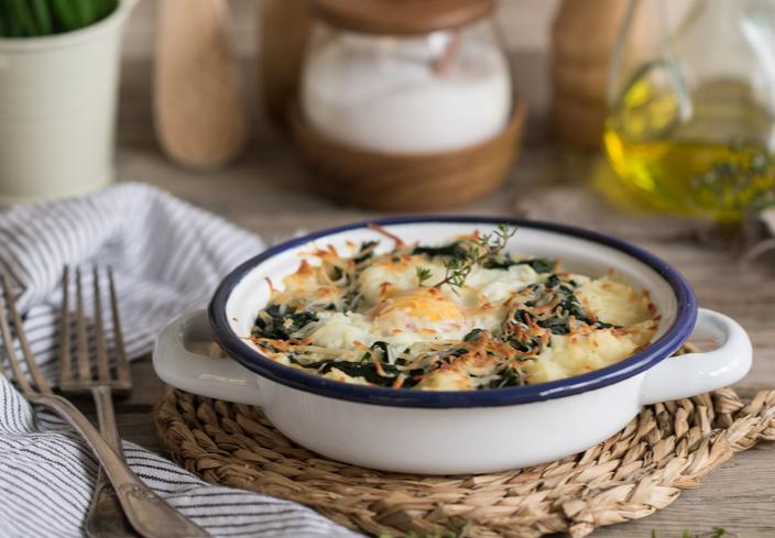 Huevos gratinados con puré de patatas y espinacas