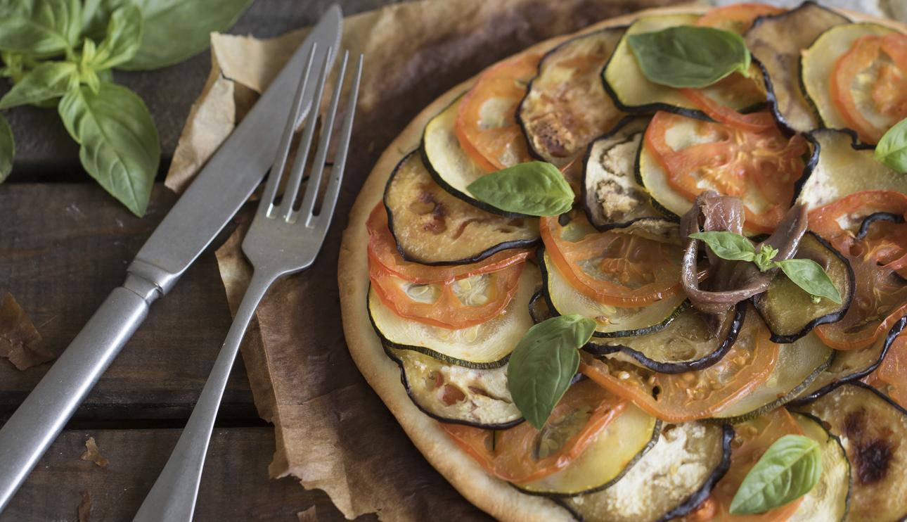 Pizza de verduras y anchoas