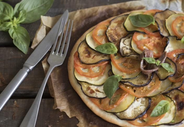 Pizza de verduras y anchoas