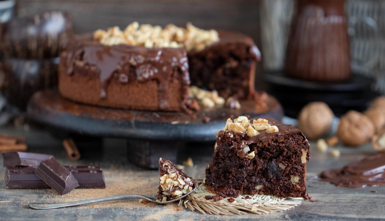 Bizcocho húmedo de chocolate con pasas y nueces