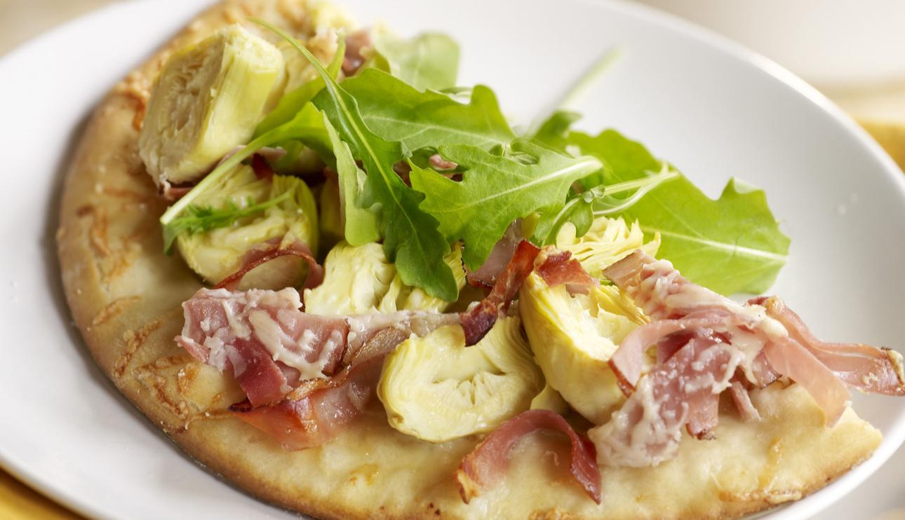 Pizza de alcachofas, jamón y rúcula