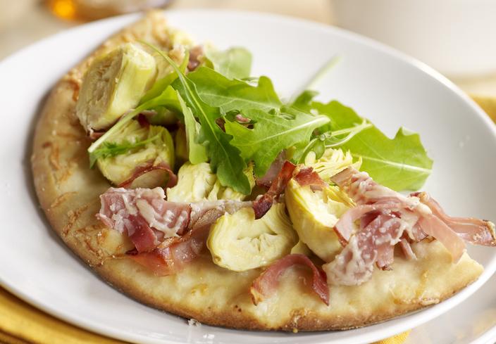 Pizza de alcachofas, jamón y rúcula