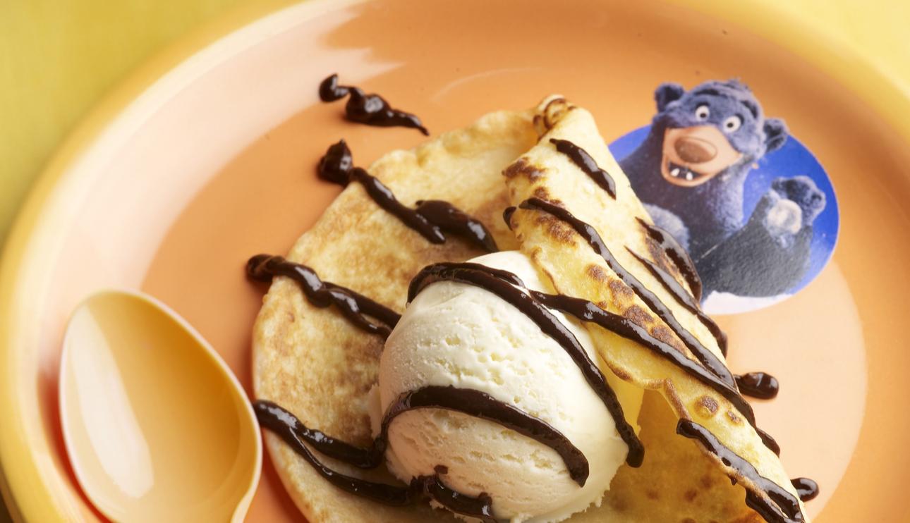 Pancakes con helado y salsa chocolate
