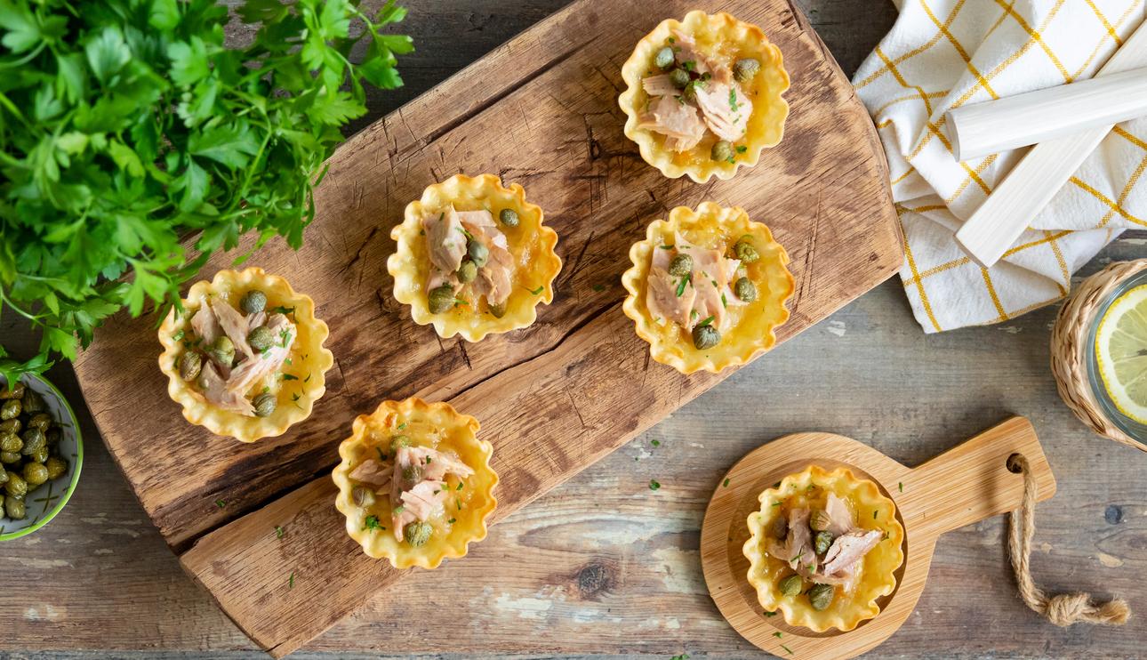 Tartaletas de cebolla y queso mozzarella con atún