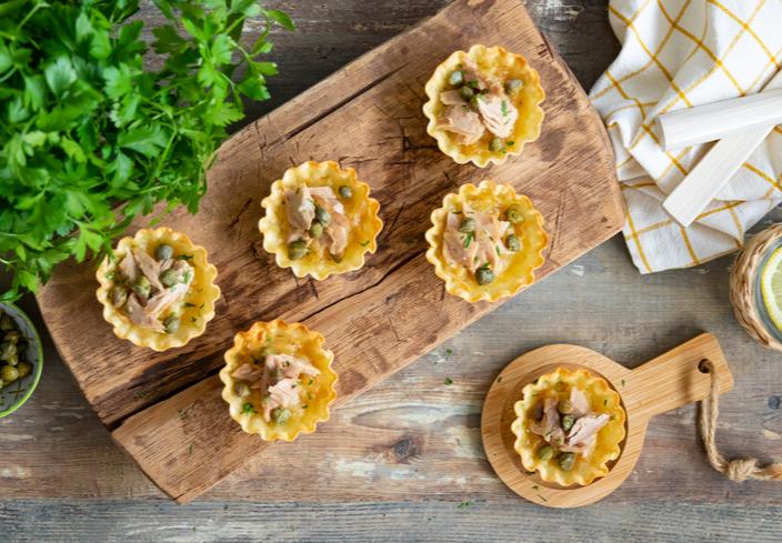 Tartaletas de cebolla y queso mozzarella con atún