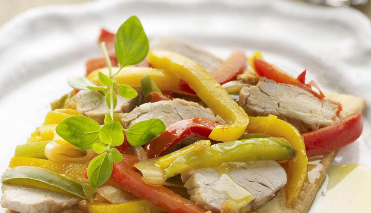 Coca de carne y pimientos con masa para empanadas