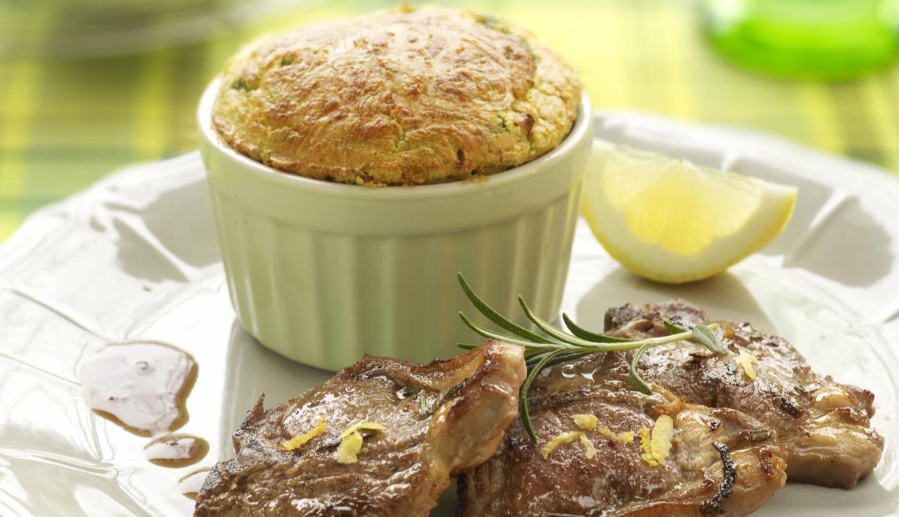 Chuletas de cordero con soufflés de patata y espinacas