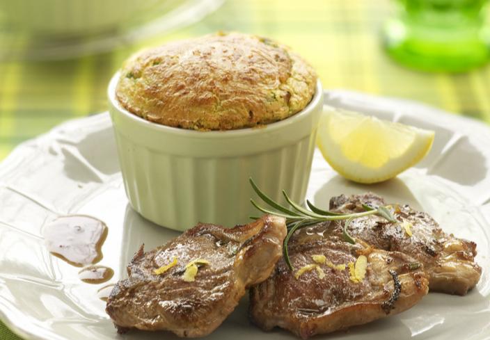 Chuletas de cordero con soufflés de patata y espinacas
