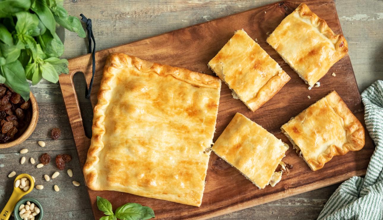 Empanada de rape con pasas y piñones