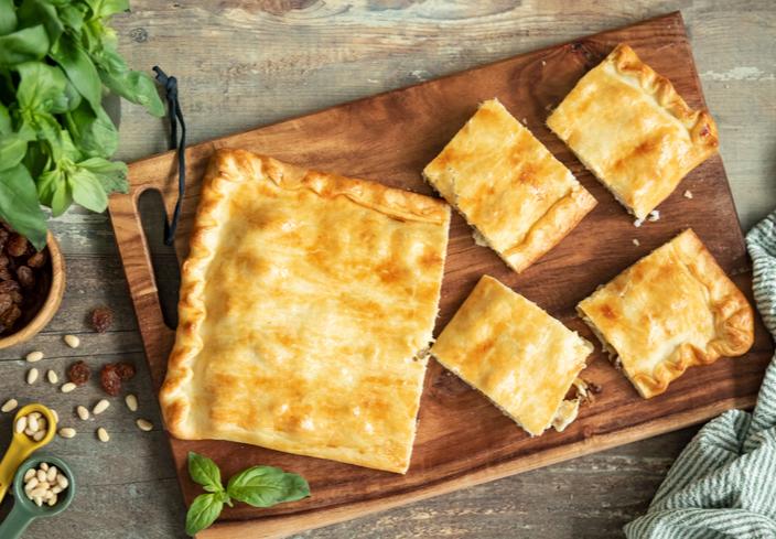 Empanada de rape con pasas y piñones