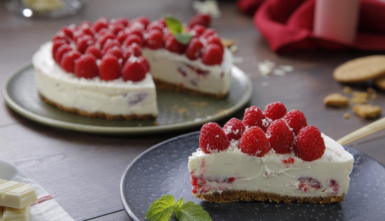 Tarta de queso y chocolate blanco con frambuesas