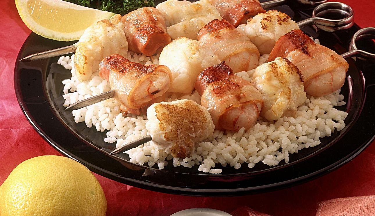 Brochetas de rape y gambas con arroz