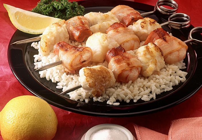 Brochetas de rape y gambas con arroz
