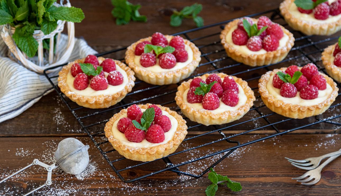 Pastelitos  de hojaldre relleno de crema franchipana con frambuesas