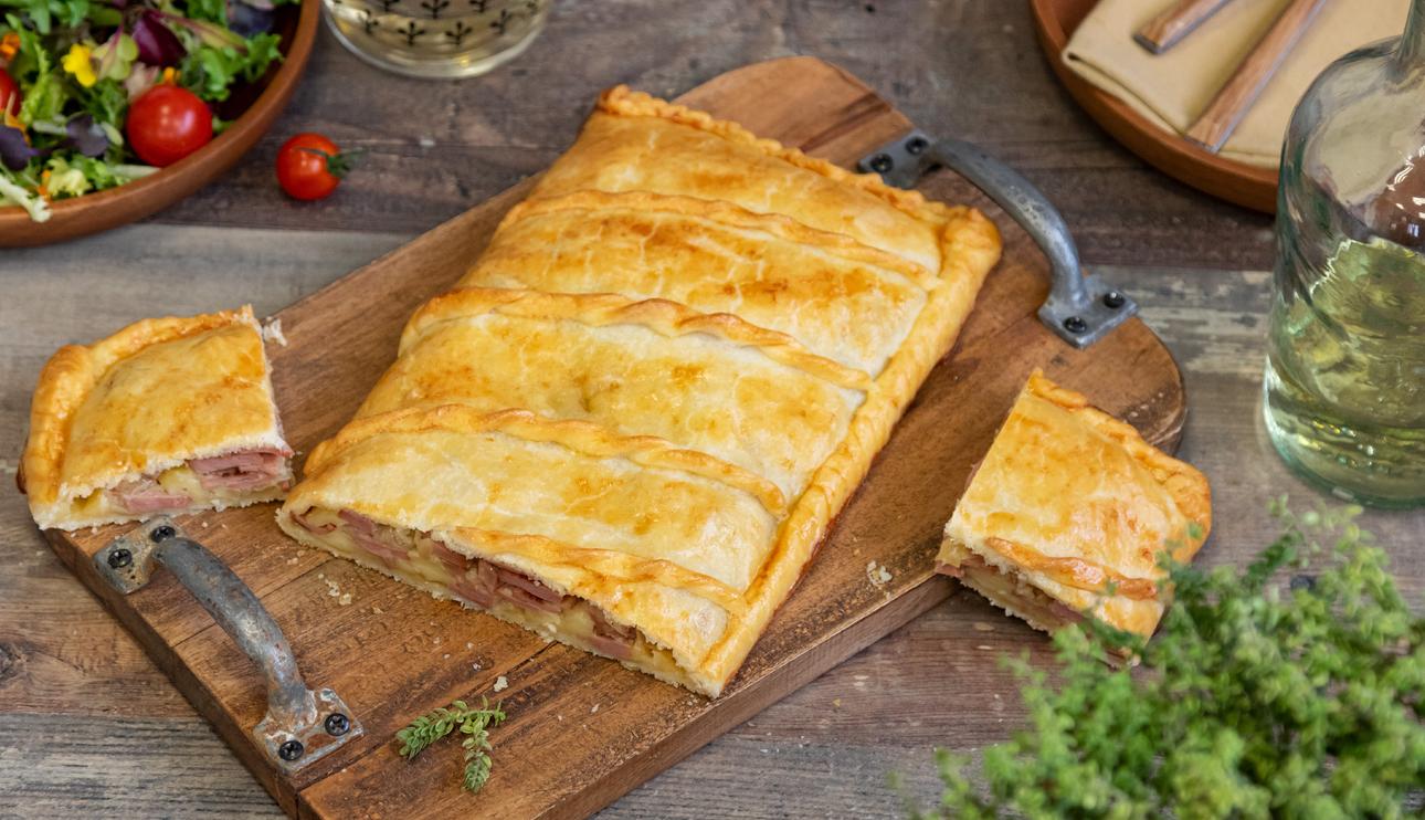 Empanada de salchichas y queso brie