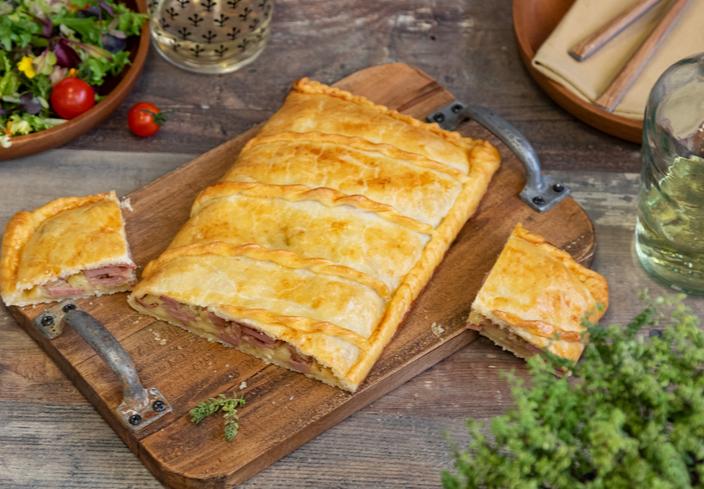Empanada de salchichas y queso brie
