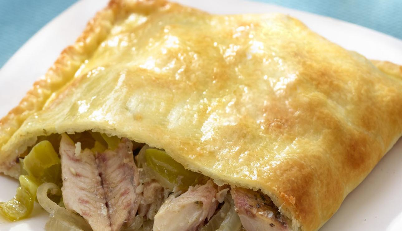Empanada de sardinas y pimientos verdes