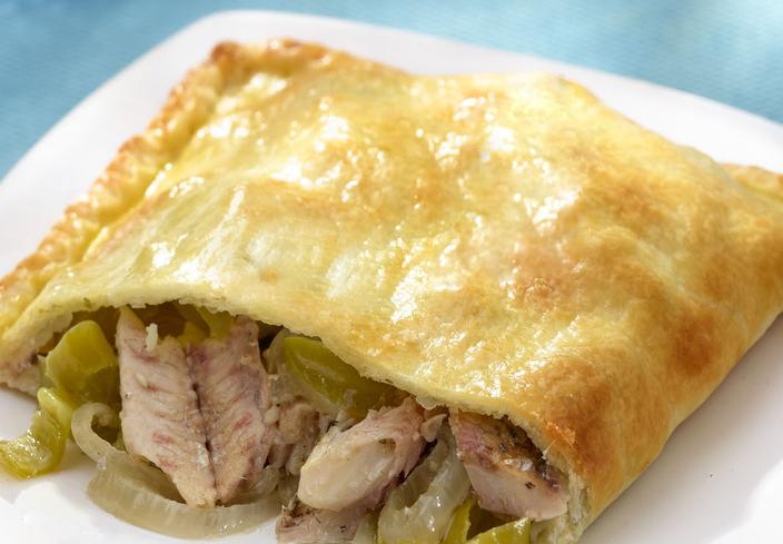 Empanada de sardinas y pimientos verdes