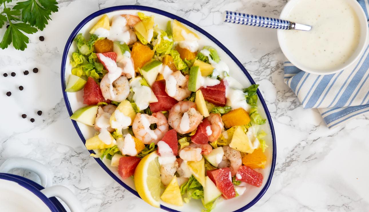 Ensalada de frutas y gambas con salsa de yogur