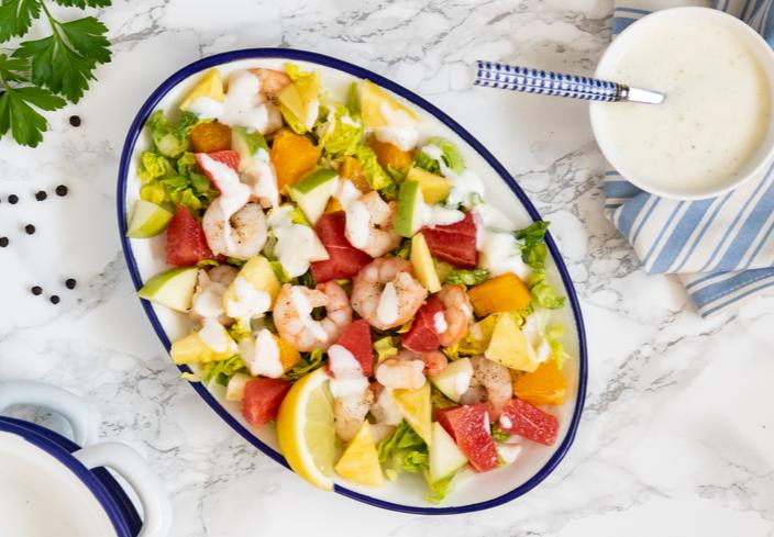Ensalada de frutas y gambas con salsa de yogur