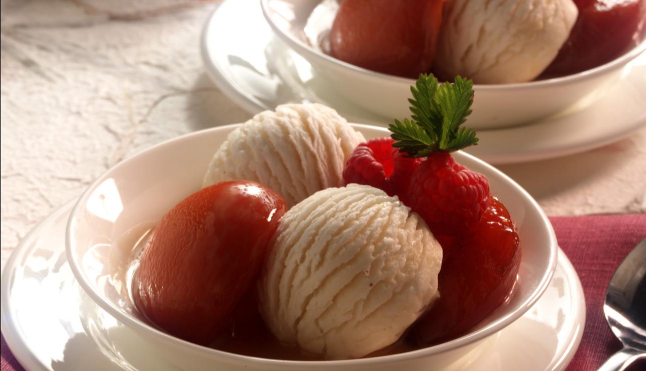 Melocotones al vino con helado de vainilla