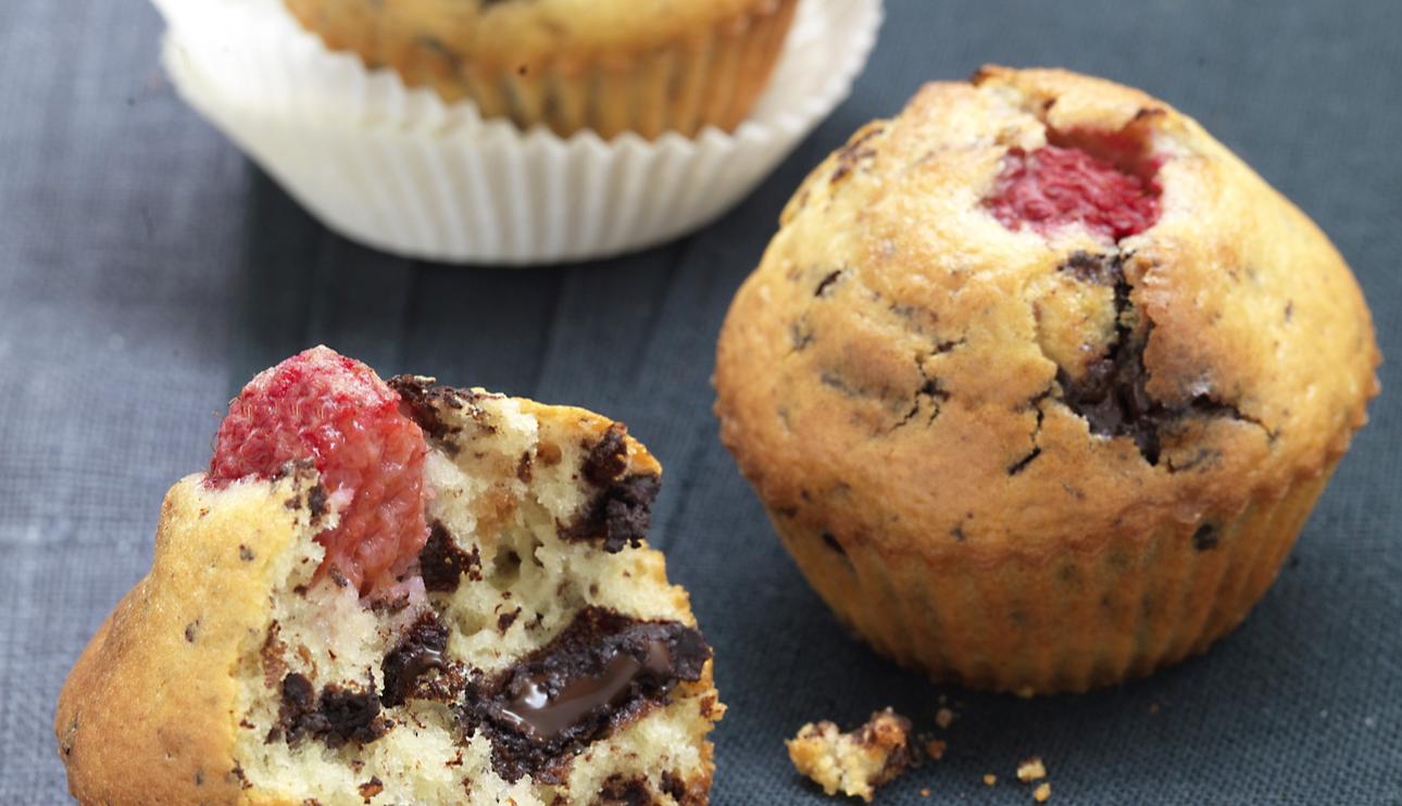Muffins con frambuesas, coco y pepitas de chocolate