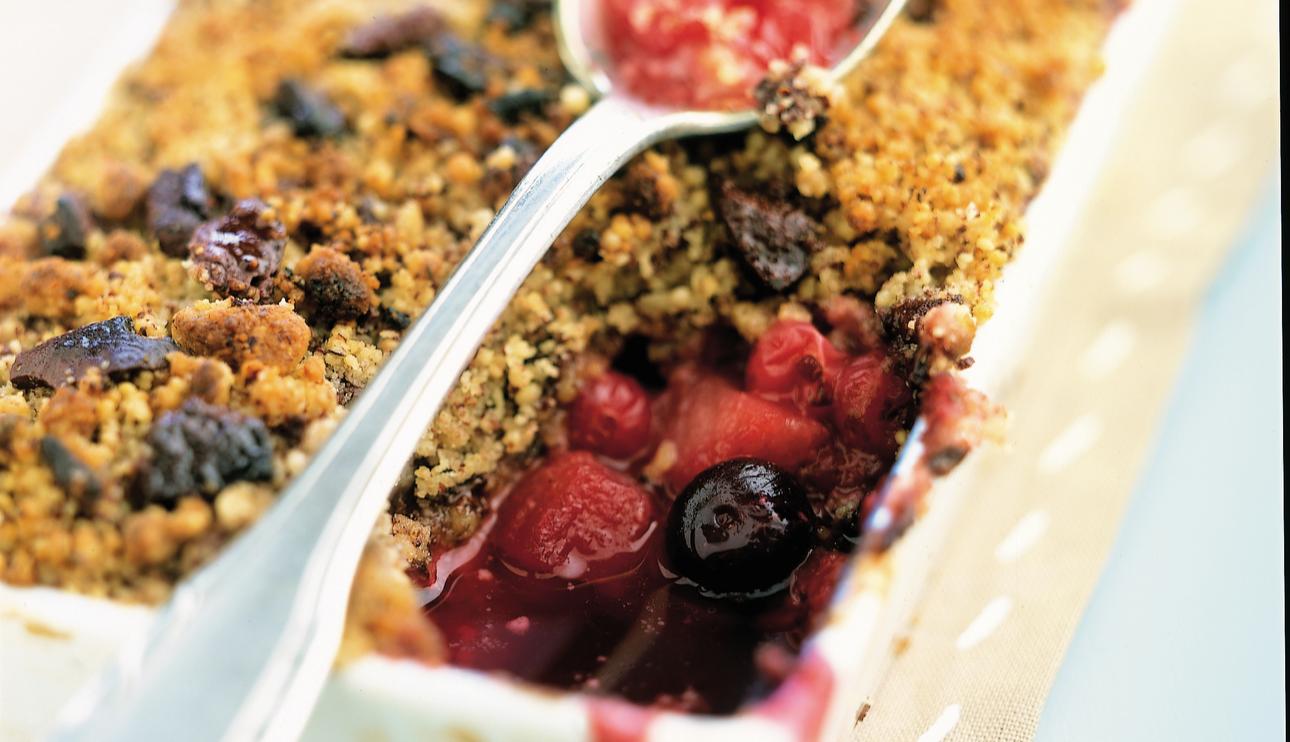 Crumble de frutos rojos con chocolate