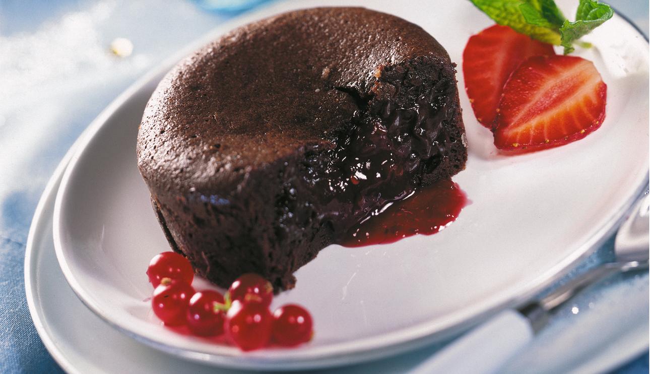 Delicatessen de chocolate con corazón de frutos rojos