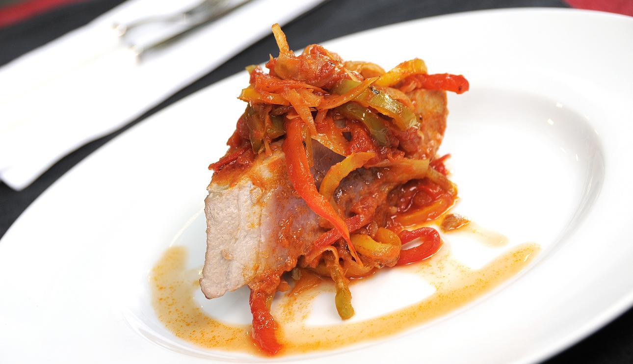 Filete de atún en papillote con cebolla y pimientos