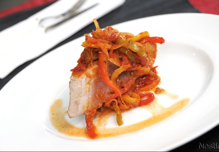 Filete de atún en papillote con cebolla y pimientos