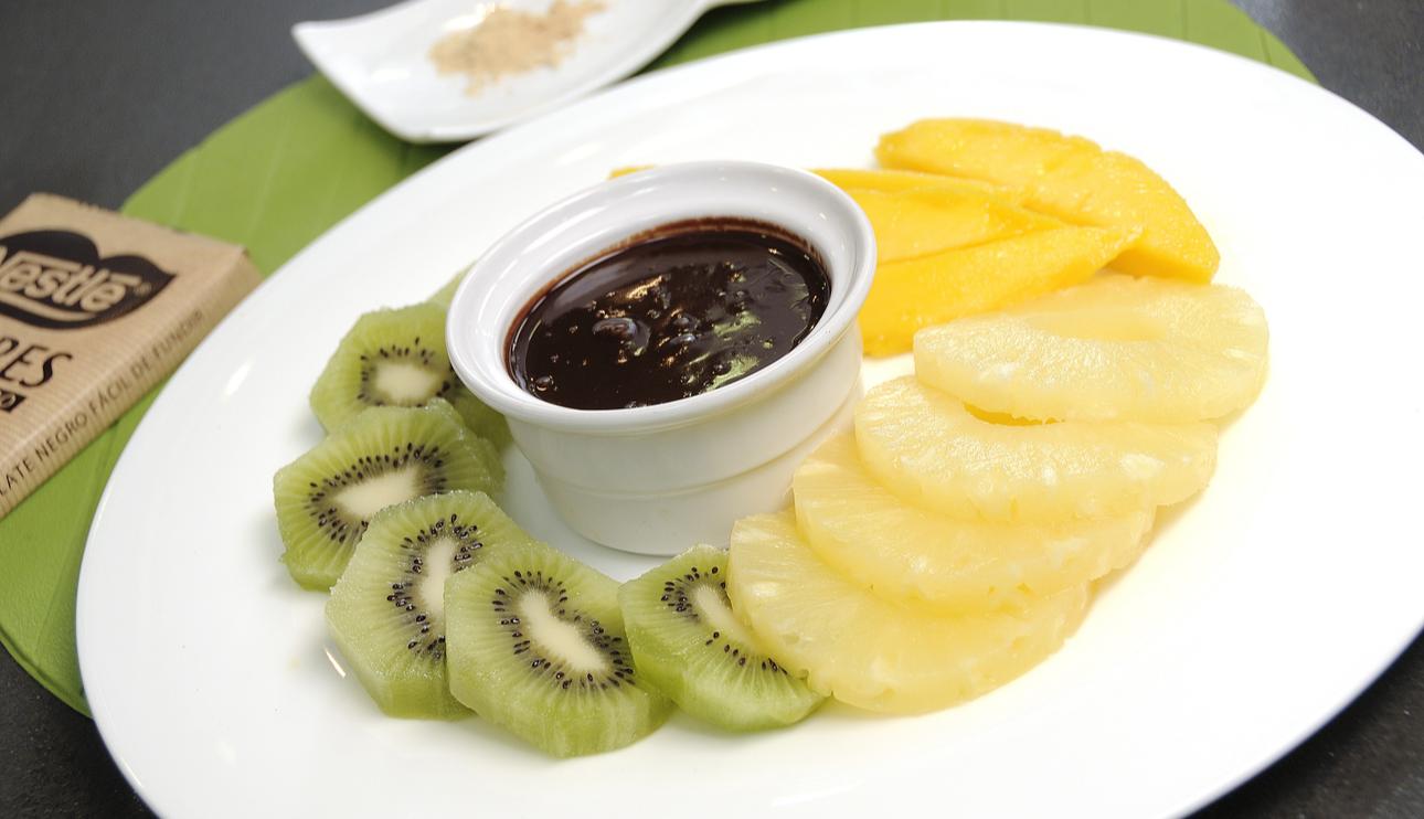 Carpaccio de frutas con salsa de chocolate especiada