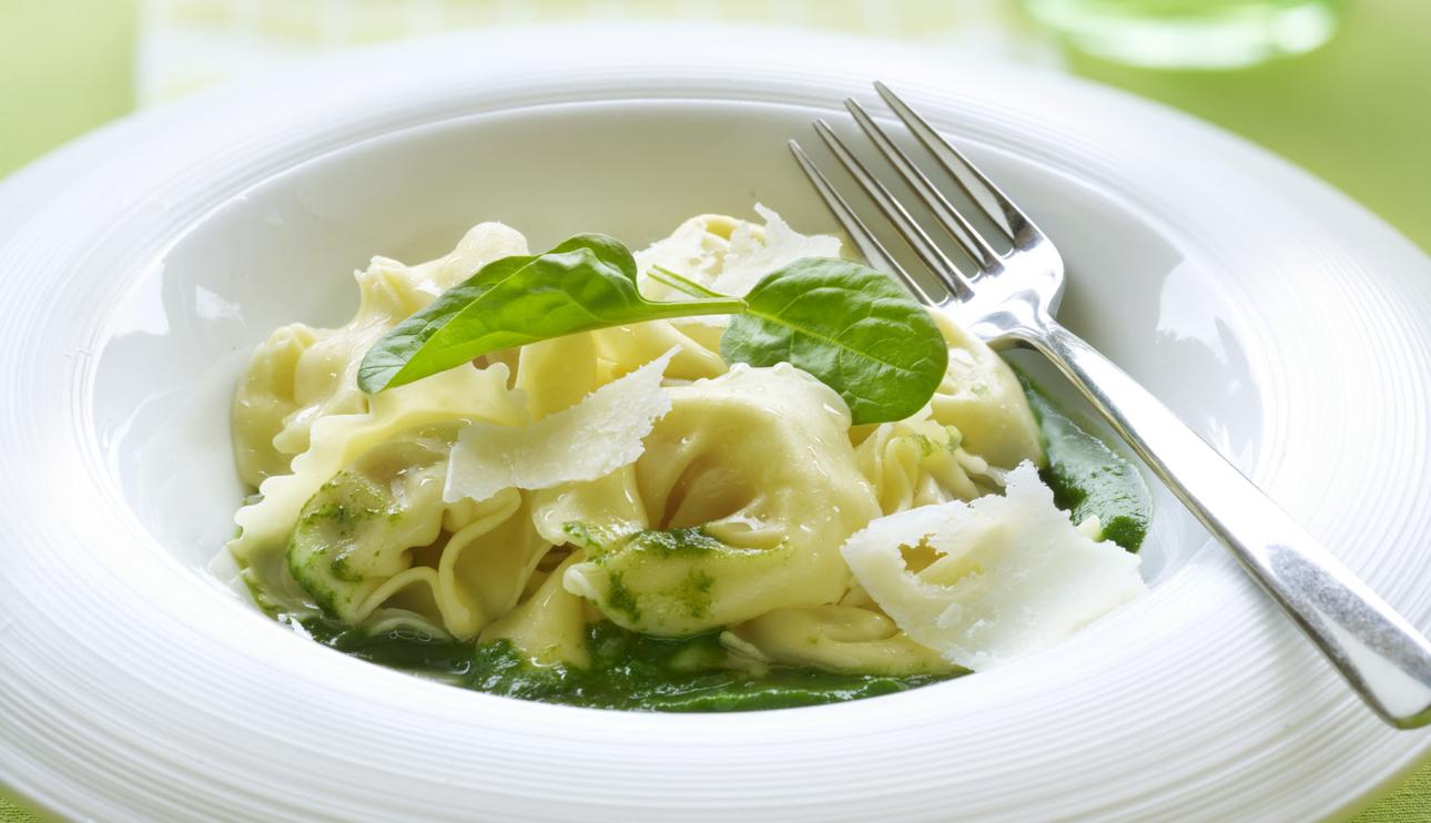 Tortelloni de gorgonzola al jamón con salsa de espinacas