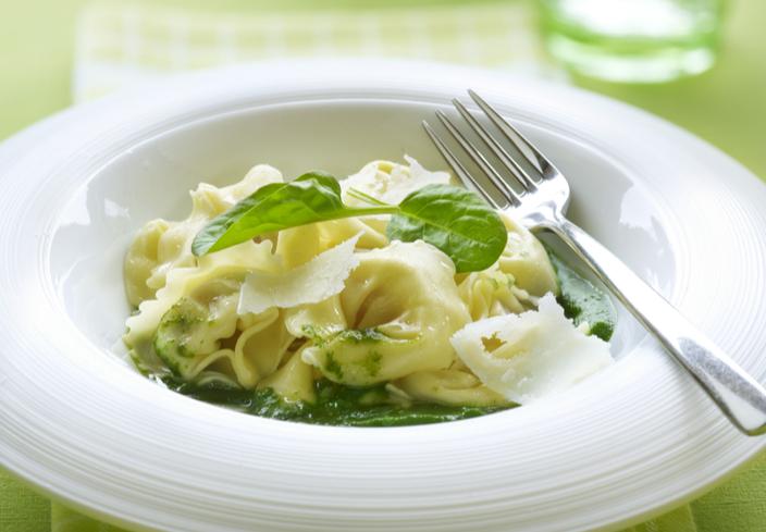 Tortelloni de gorgonzola al jamón con salsa de espinacas
