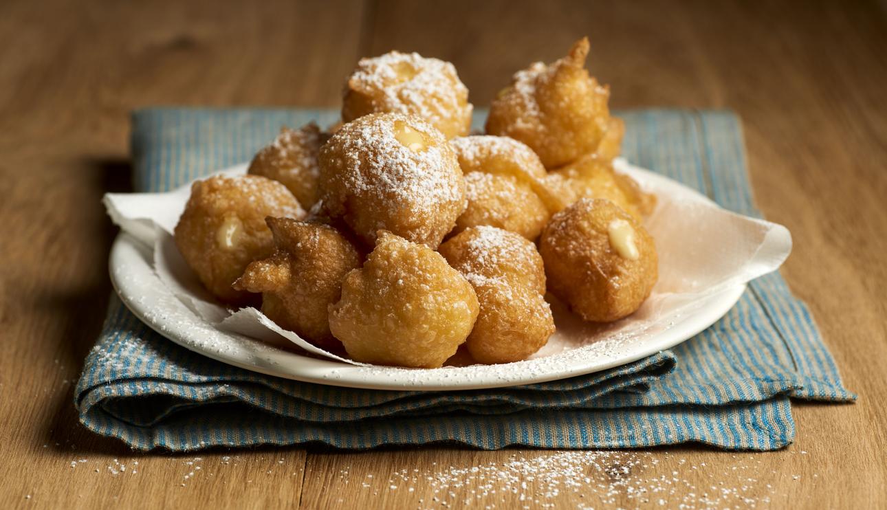 Buñuelos de viento rellenos de crema