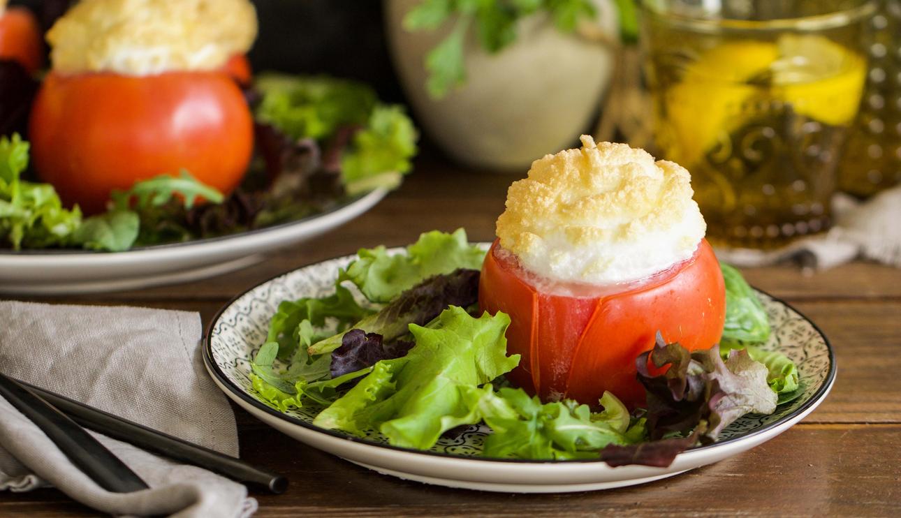 Tomates con huevo, atún y salsa de queso