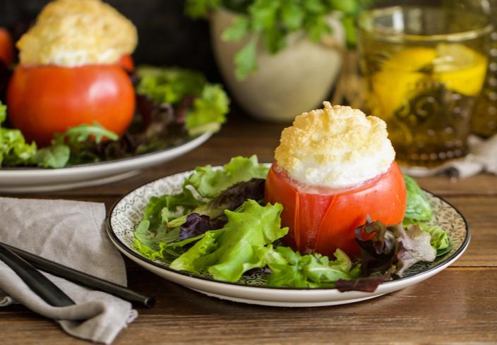 Tomates con huevo, atún y salsa de queso