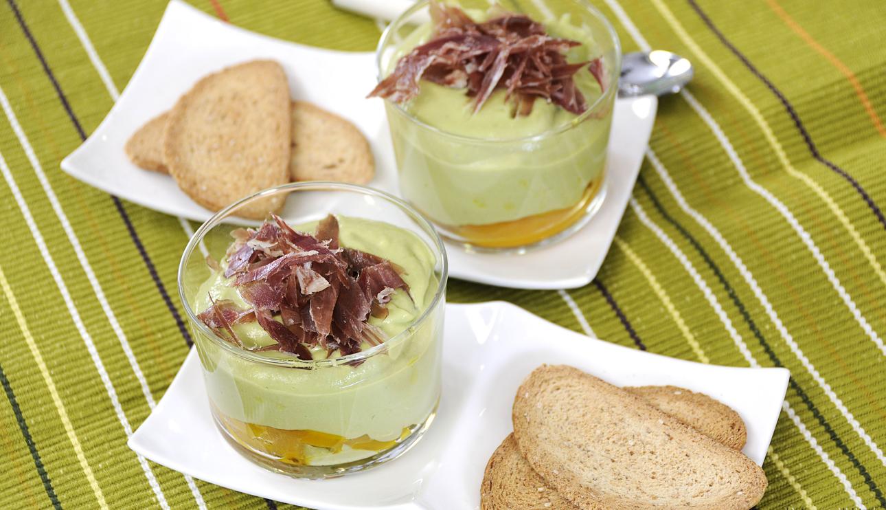 Mousse de aguacate con pimientos amarillos