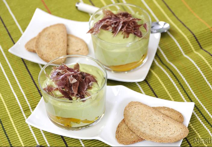 Mousse de aguacate con pimientos amarillos