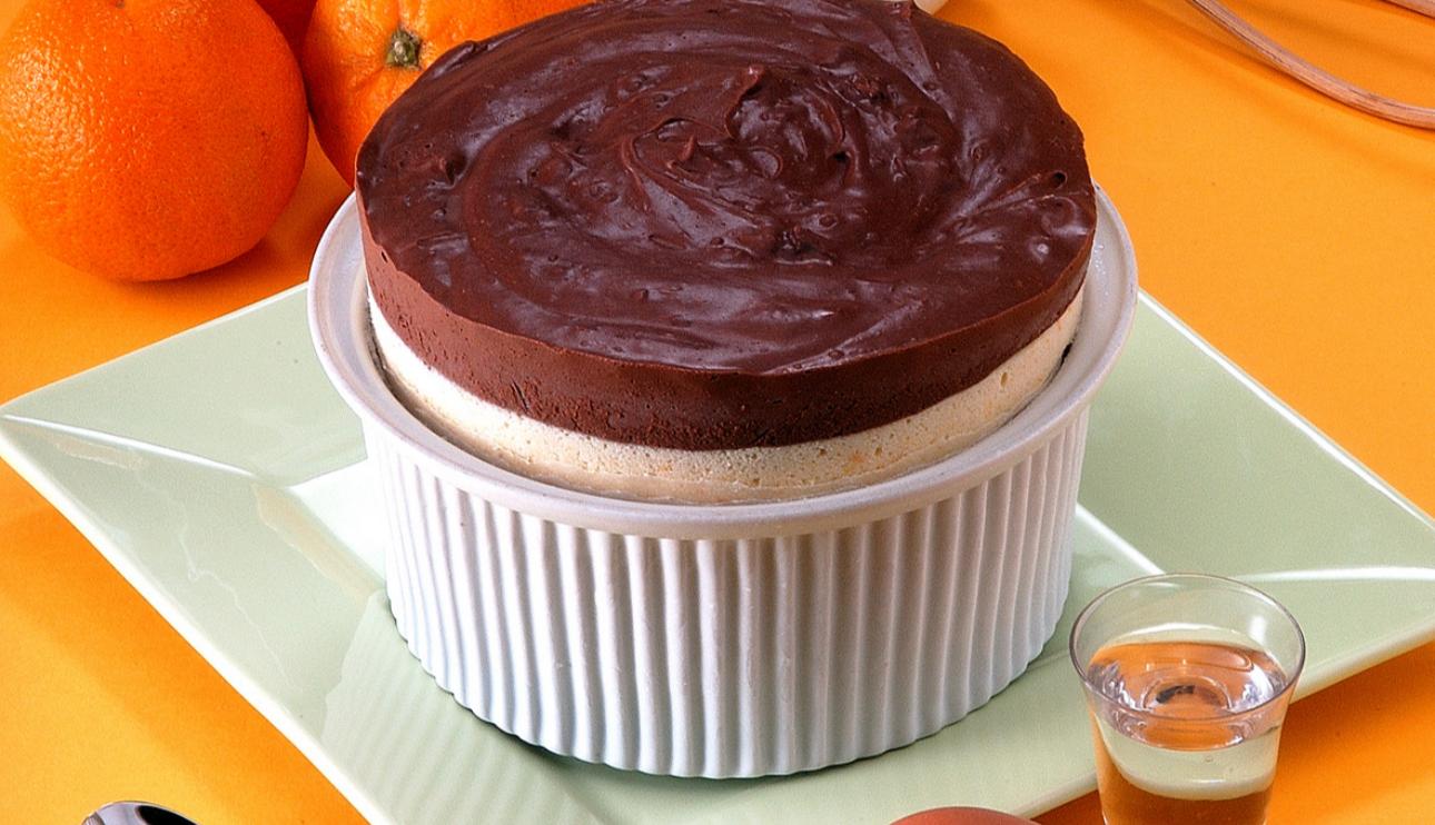Soufflé helado de naranja y chocolate