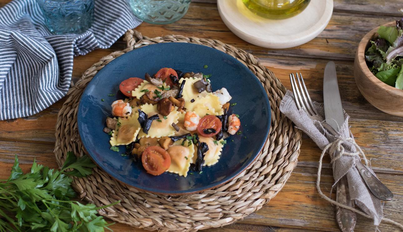 Ravioli de tomate y mozzarella con gambas y setas