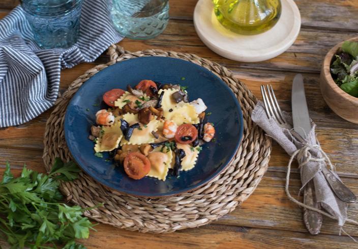 Ravioli de tomate y mozzarella con gambas y setas