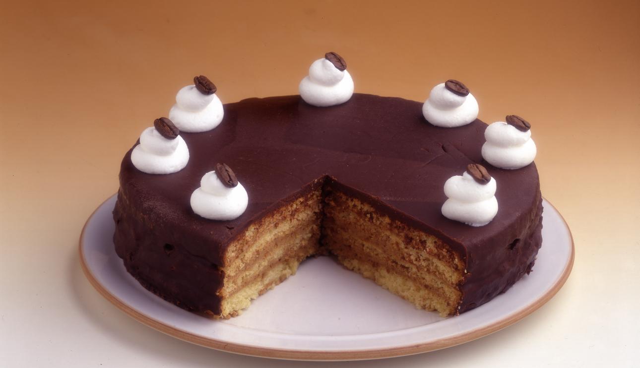 Tarta de moka y avellanas