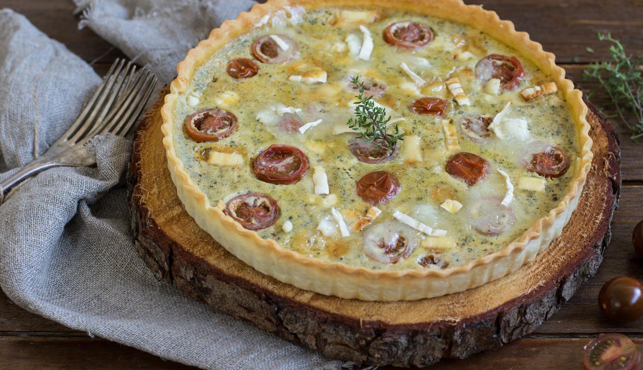 Quiche de tomate y queso al pesto