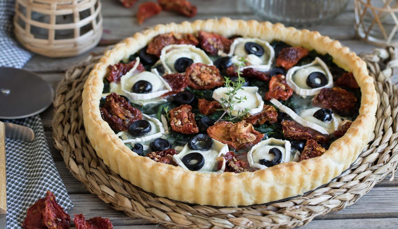 Tarta con espinacas, queso de cabra y aceitunas
