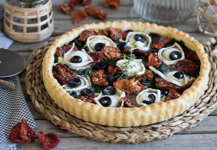 Tarta con espinacas, queso de cabra y aceitunas