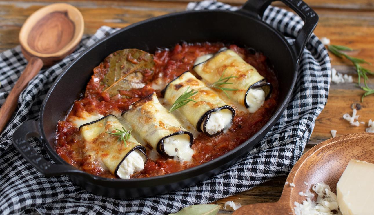 Rollitos de berenjena y queso con salsa de tomate