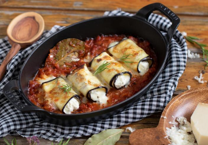 Rollitos de berenjena y queso con salsa de tomate