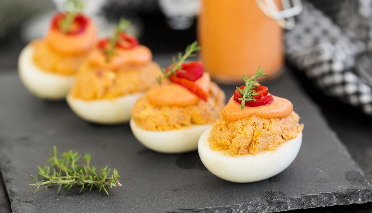 Huevos rellenos de atún y salsa de piquillo