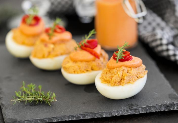 Huevos rellenos de atún y salsa de piquillo