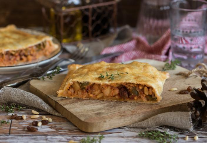 Empanada de bacalao, pasas y piñones